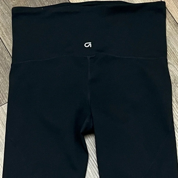 gapfit maternity Black High Rise Crop Legging XS sporty Athleisure Goth Outdoor - Picture 8 of 8